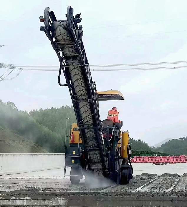 靠譜,！徐工銑刨機化身“護路使者”助力巴平高速建設(shè),！
