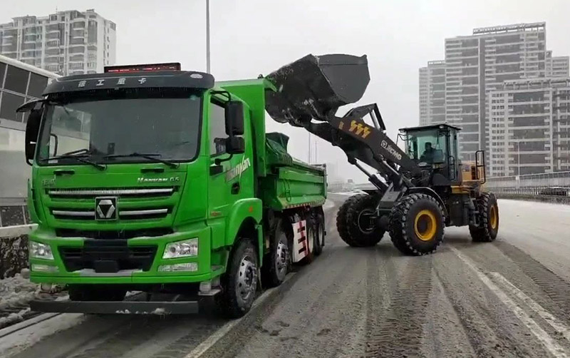 除雪保暢通,，徐工汽車在行動