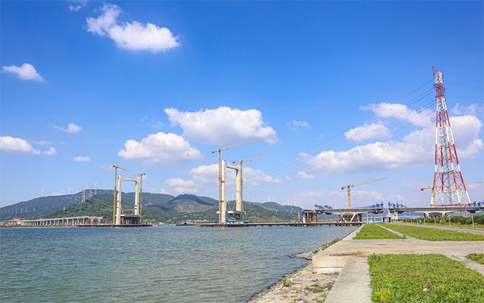 “牽手”群島,！徐工塔機(jī)助力世界級(jí)跨海連島工程刷新“進(jìn)度條”