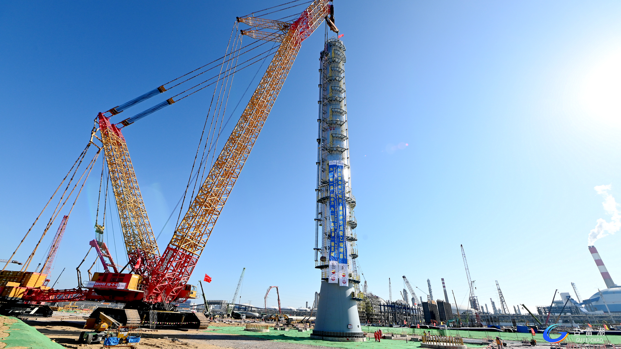 吊重1150噸,！XGC88000助力大型石化項(xiàng)目首臺(tái)千噸級(jí)設(shè)備精準(zhǔn)就位